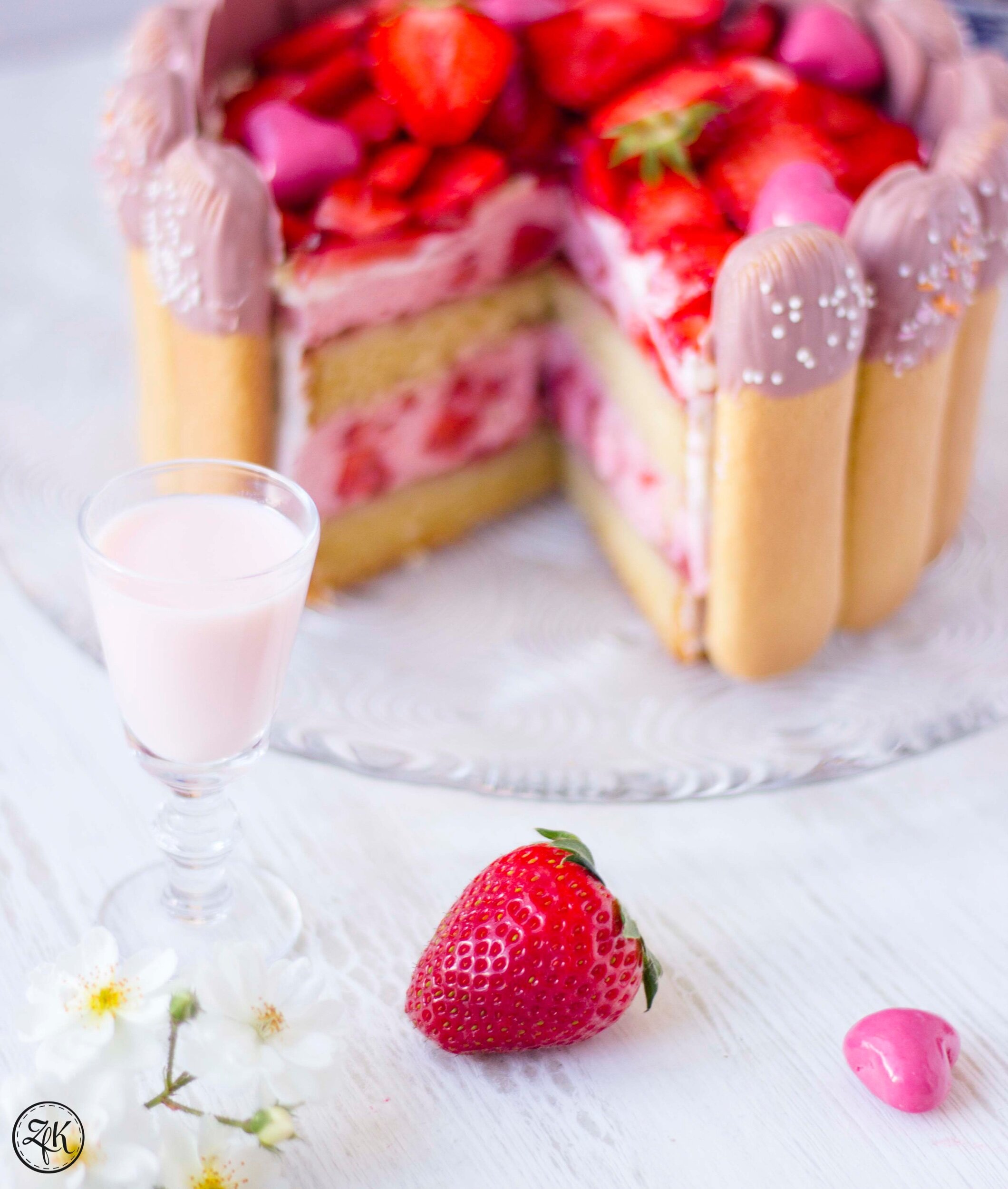 Erdbeer-Charlotte {Erdbeere | Likör | Löffelbiskuit | Sahne ...