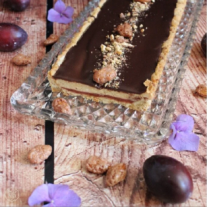 Gebrannte-Mandel-Tarte {Mandel | Zwetschge | Schokolade | Zucker}