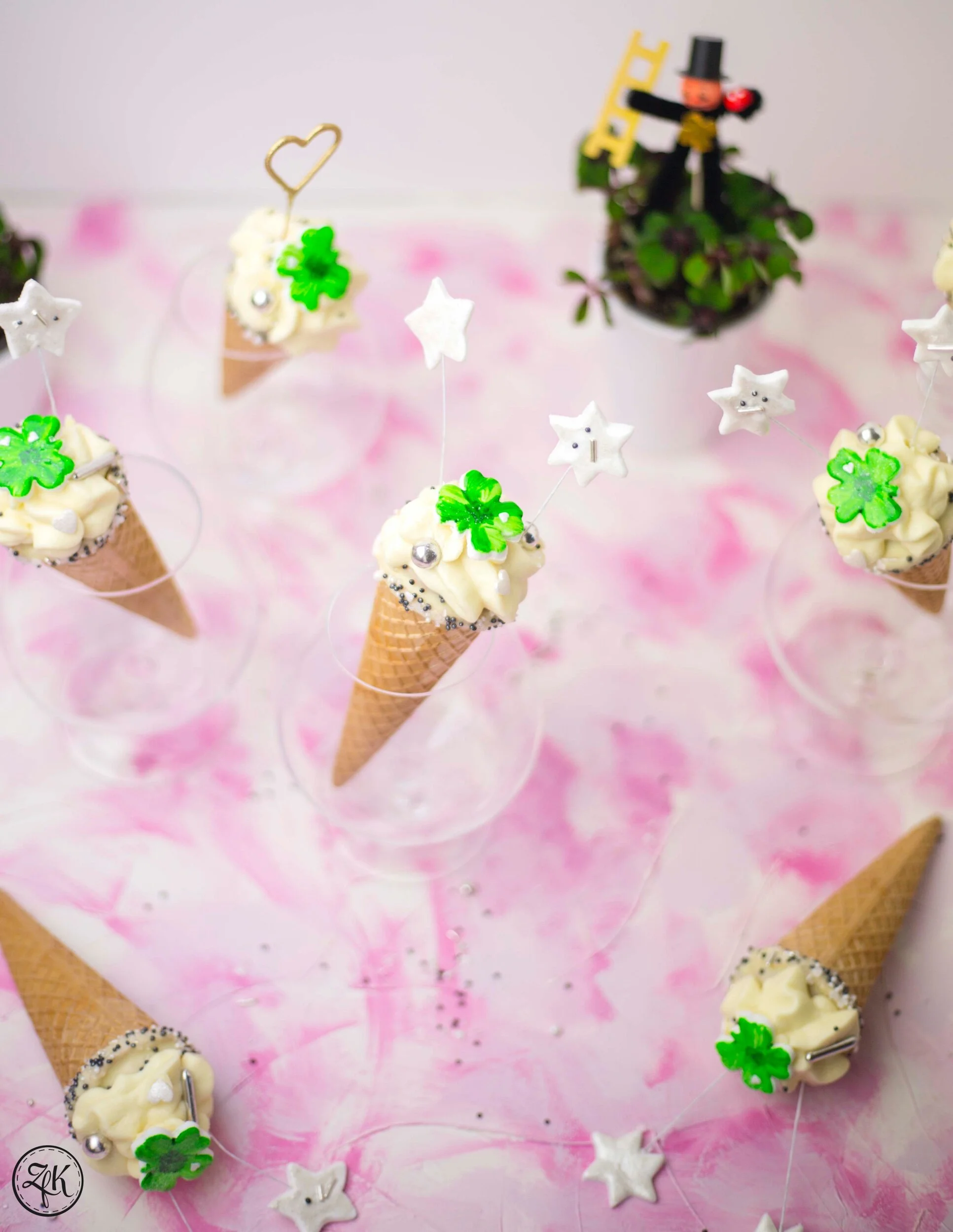 Neujahrshörnchen {Vanille | Buttermilch | Schokolade | Fondant ... Neujahrshörnchen {Vanille | Buttermilch | Schokolade | Fondant ...