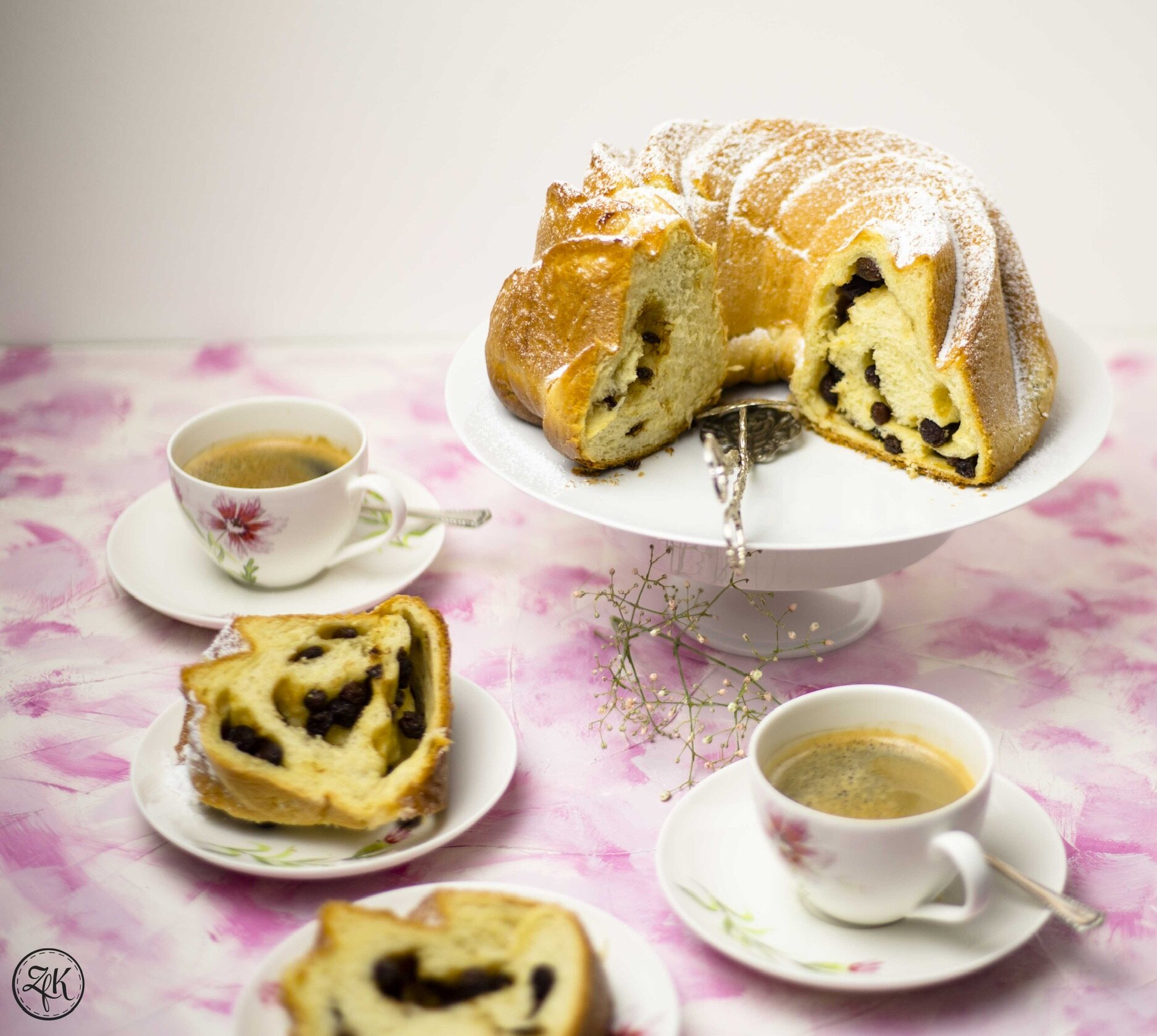 Gugelhupf {Hefeteig | Rosinen | Berberitze | Sahne}