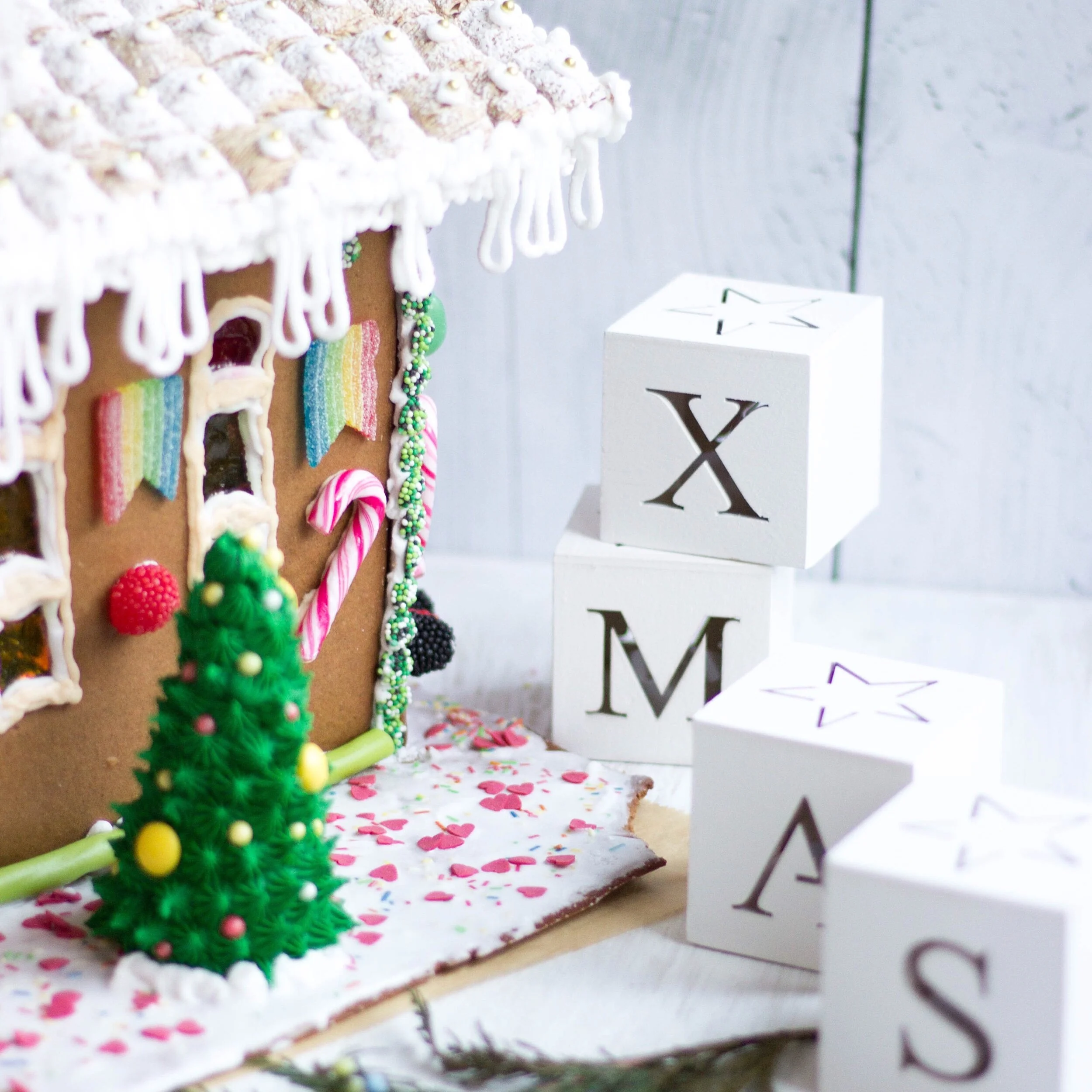 Eine Kirche aus Lebkuchen {Honig | Lebkuchen | Puderzucker | Ei} —  ZeitfürKuchen, image size:2500x2500