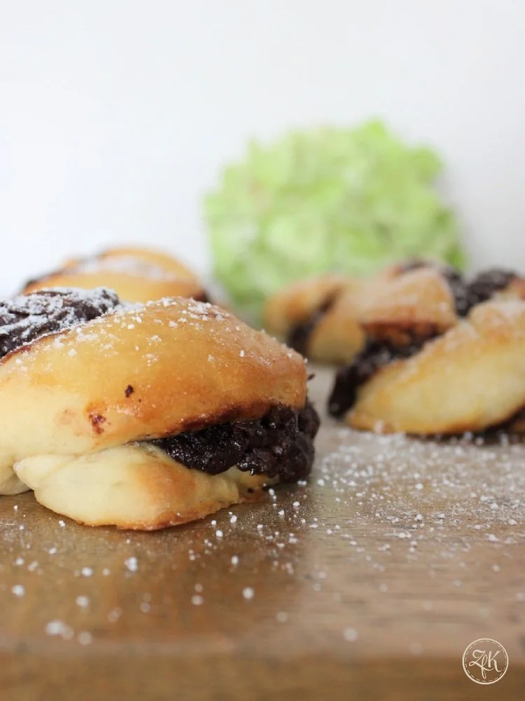 Haselnussknoten {Hefe | Milch | Haselnusscreme | Ei}