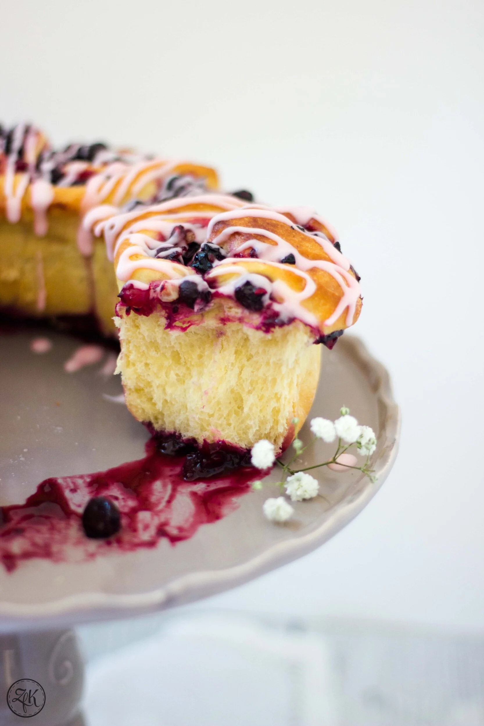 Beeren-Schnecken {Hefe | Beeren | Marmelade | Puderzucker}