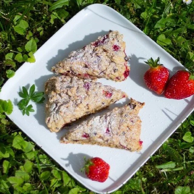 Erdbeer-Scones {Erdbeere | Schokolade | Mandel | Joghurt}