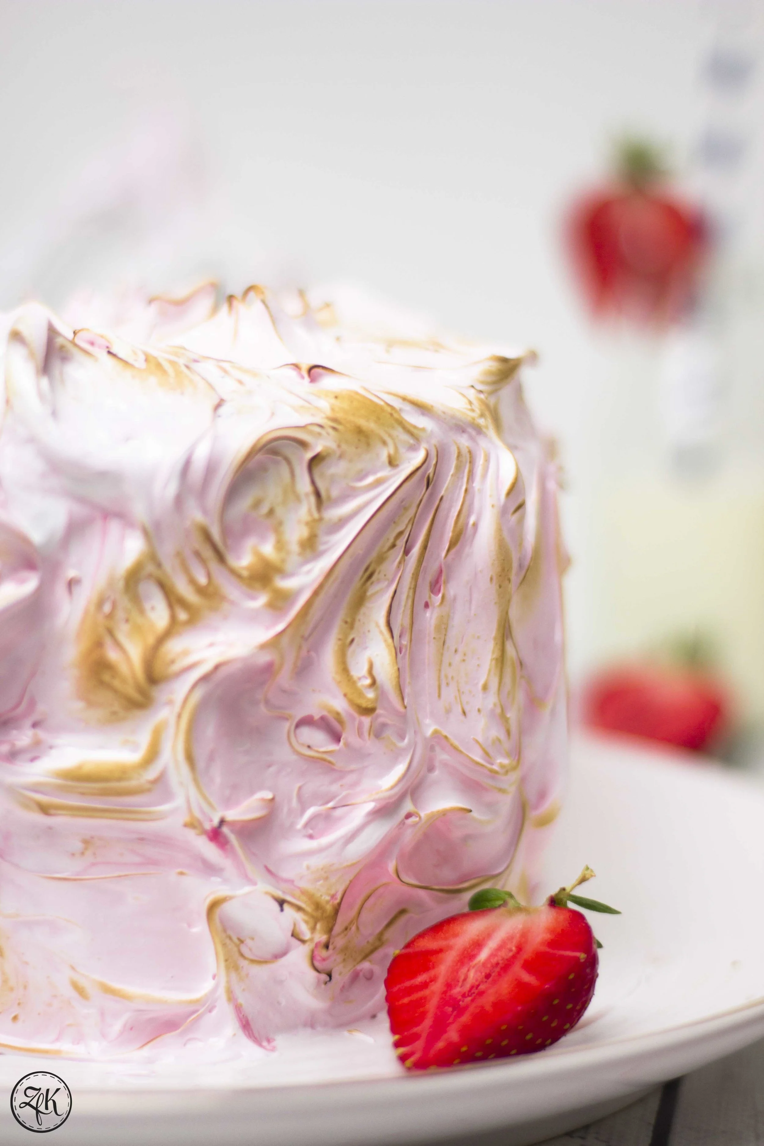 Erdbeer-Eistorte {Erdbeere | Schokolade | Tonka | Meringue}*