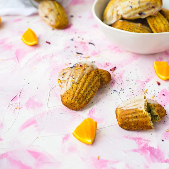 Orangenmadeleine {Orange | Mohn | Puderzucker | Blüten}