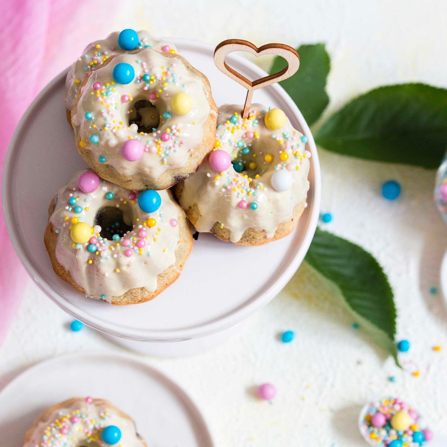 💕 Kirschk&uuml;chlein 💕
Aus schlichten Minigugeln h&uuml;bsche Sommert&ouml;rtchen zaubern? Kann ich und du auch - im Handumdrehen! 🥰
&bull;
Mit der Sommerkollektion von Super Streusel verwandelt sich jedes noch so unscheinbare Geb&auml;ck in den 