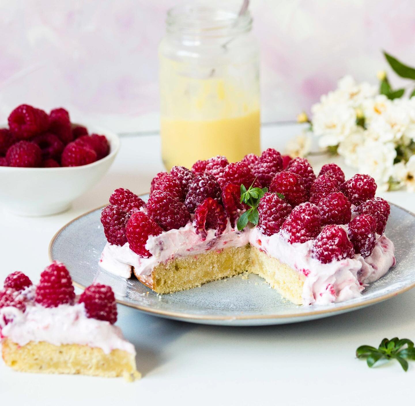 💕 Himbeerkuchen 💕
Du bist noch nicht bereit f&uuml;r den Herbst? 🥰
&bull;
Dann habe ich hier den schnellsten Himbeerkuchen der Welt f&uuml;r dich! Mit wenigen Zutaten, super lecker und er schmeckt herrlich nach Sommer 😋
&bull;
Hab ein feines Woch