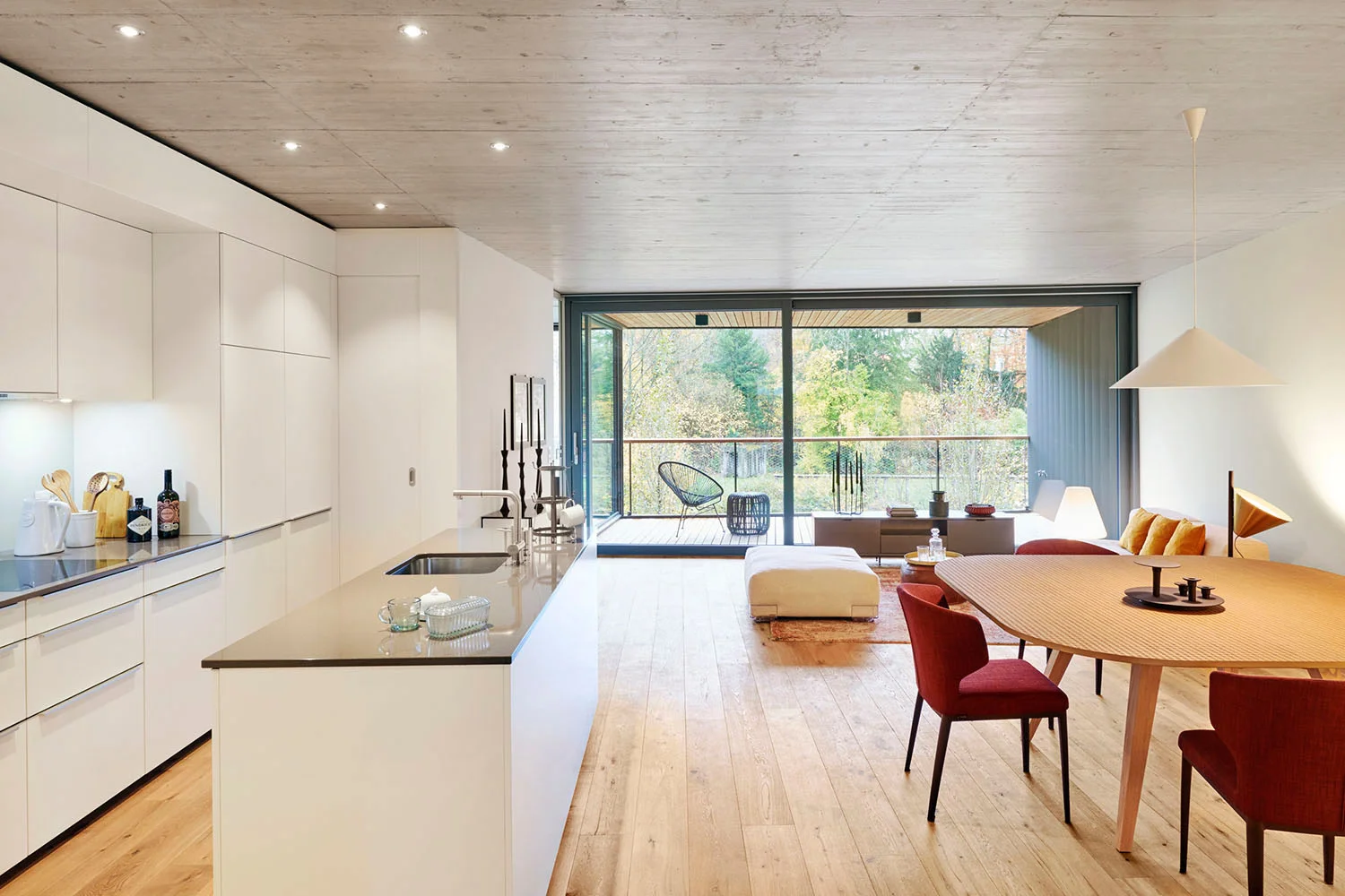 Wohnzimmer, Teppich TIBEY COLLECTION Kepenek Zurich, Tisch TAVOLARTE Strasserthun, Leuchten LAVIN Atelierpfister