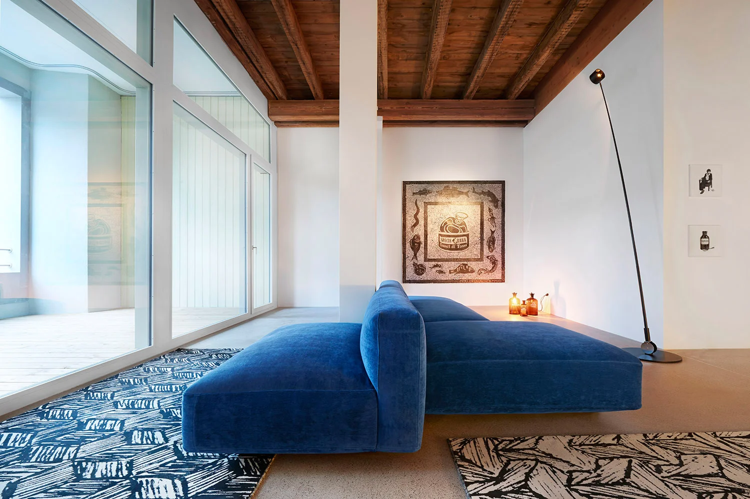 Home Staging, Musterloft, Wohnzimmer, Sofa Zanotta Pianoalto, Teppich Schönstaub