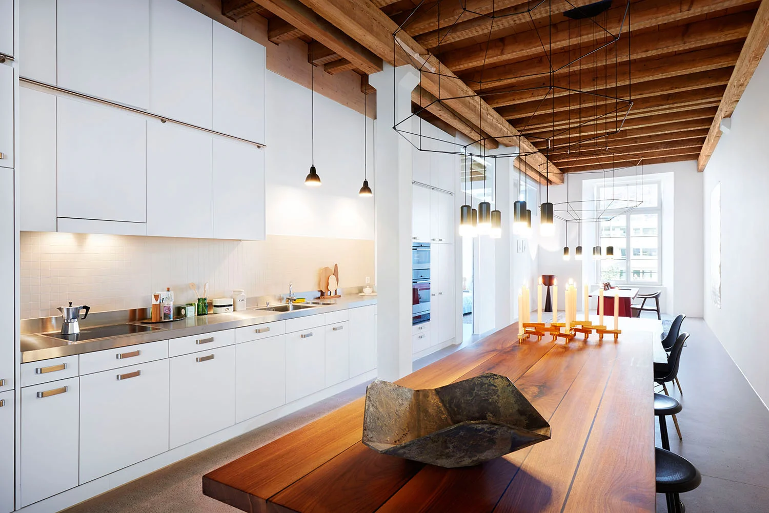 Home Staging, Musterloft, Küche, Leuchte Vibia, Tisch Haussmann 