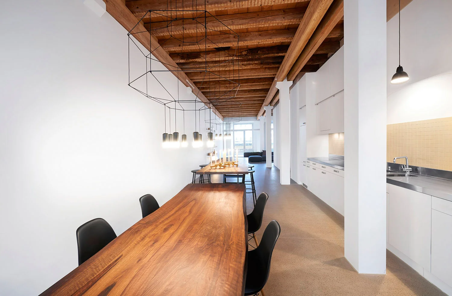 Home Staging, Musterloft, Küche, Leuchte Vibia, Tisch Haussmann 