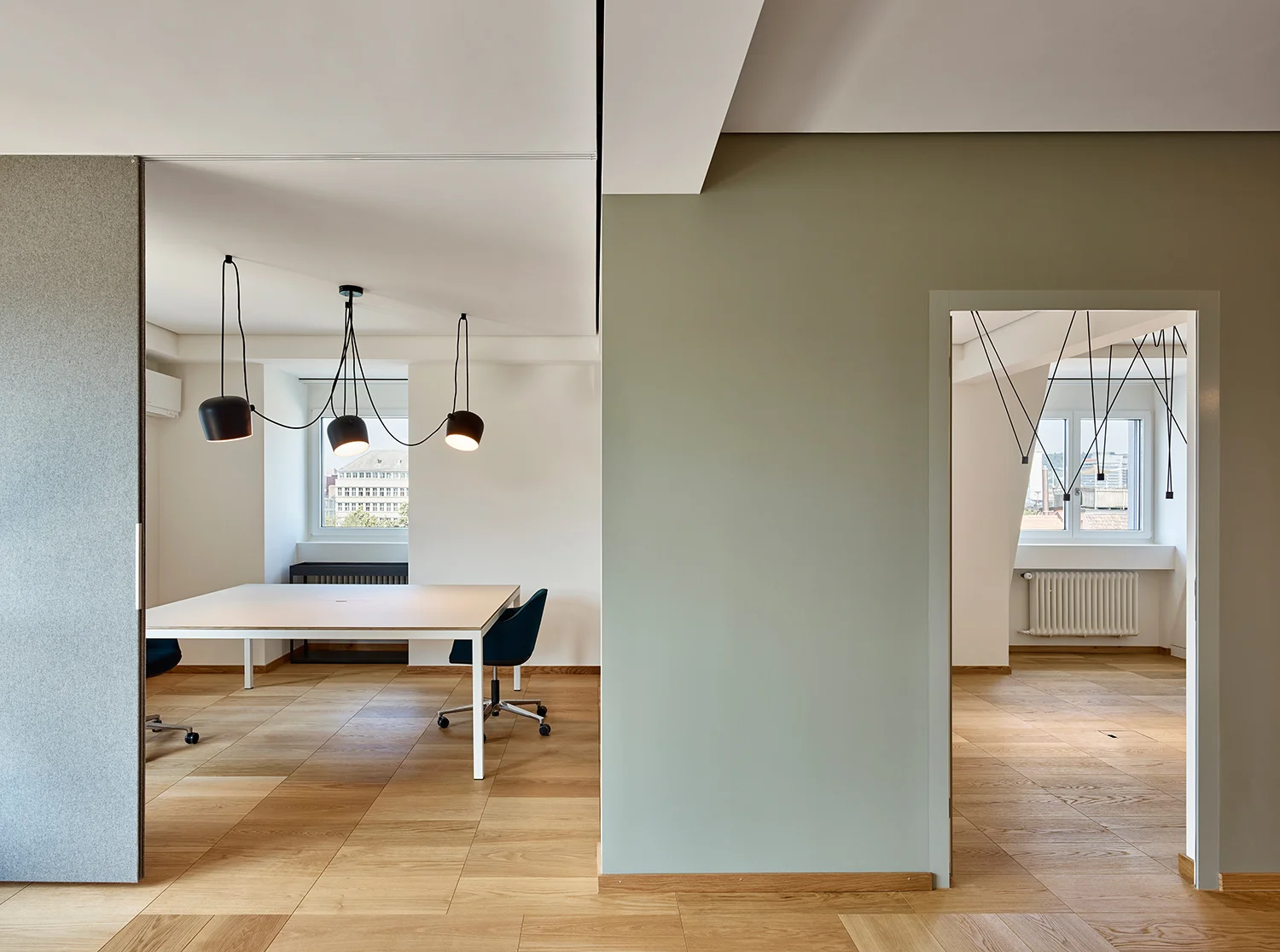 Bürogestaltung, Büroräume, Leuchte Vibia, Wandfarbe Farrow and Ball
