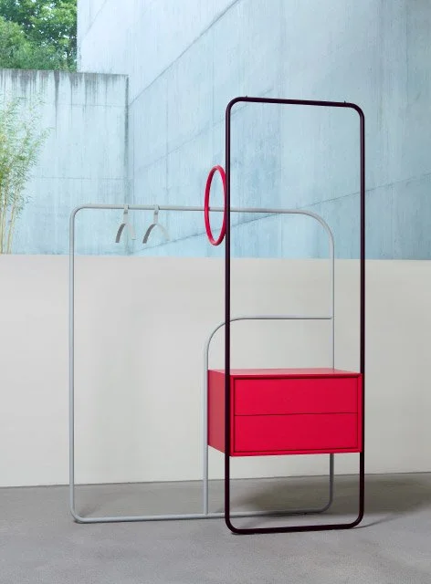 Grosse Garderobe in bunten Farben