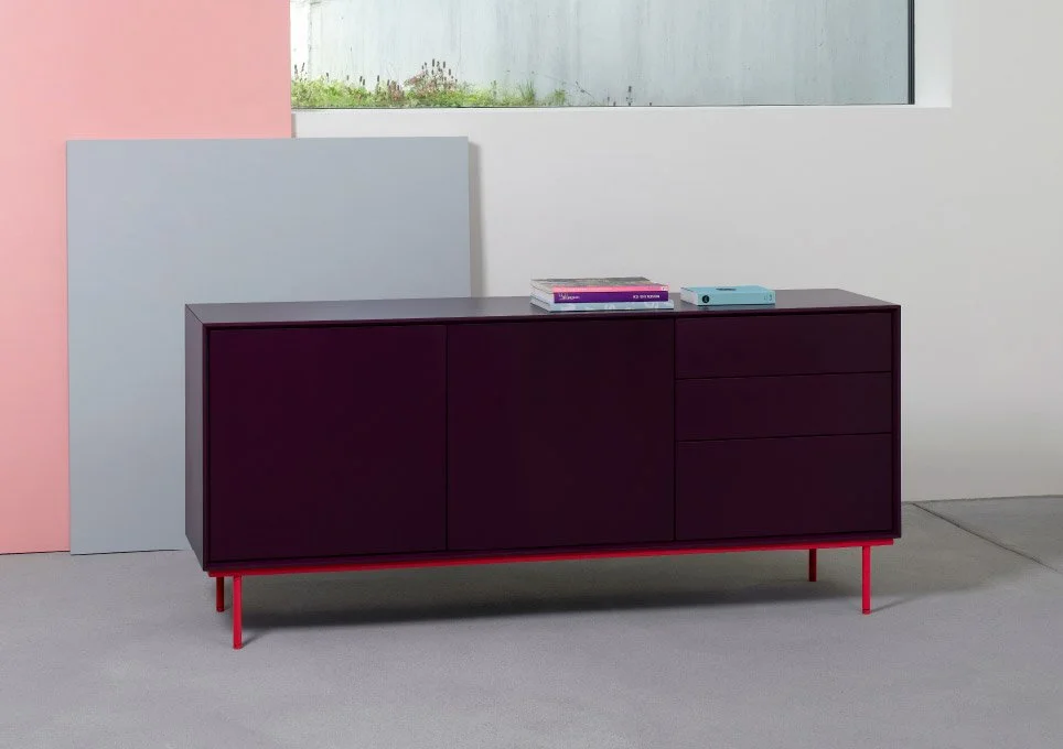 Grosse Kommode in Aubergine und Koralle