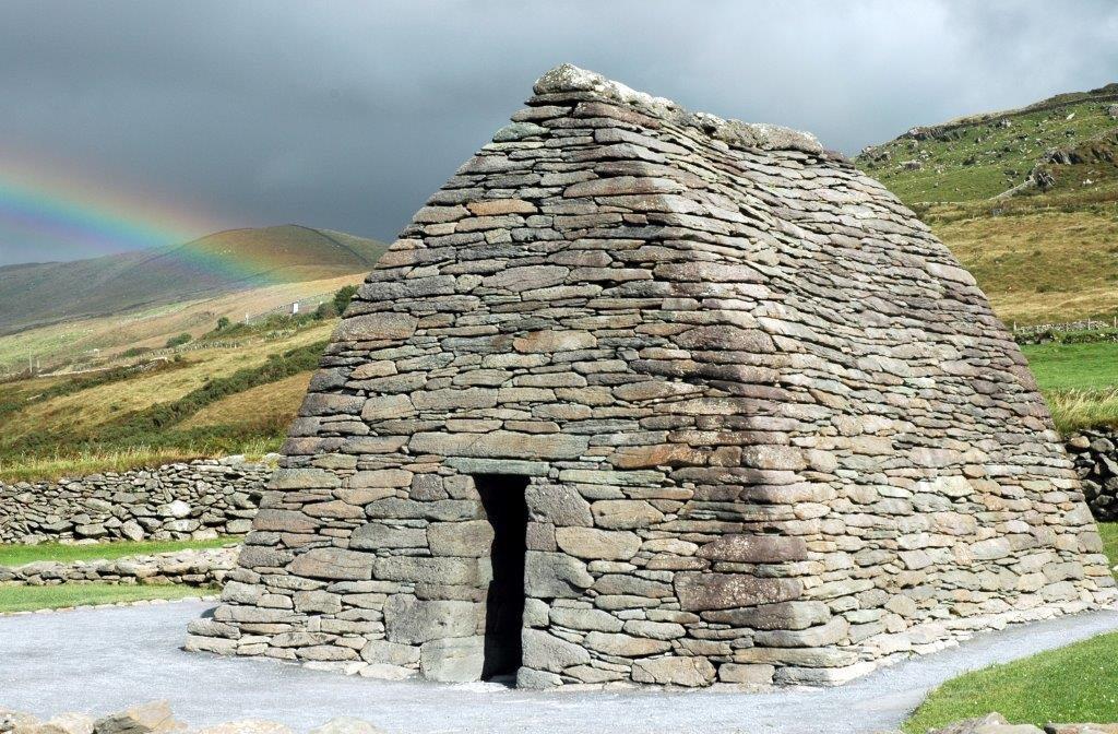 Gallarus_Oratory_Rainbow_20070916.jpg