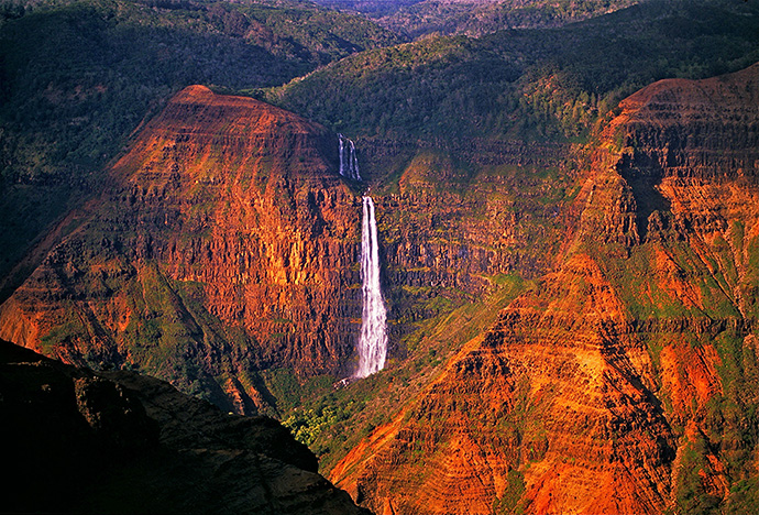Waipoo-falls-Waimea-Canyon-Kauai-Hawaii-bg.jpg