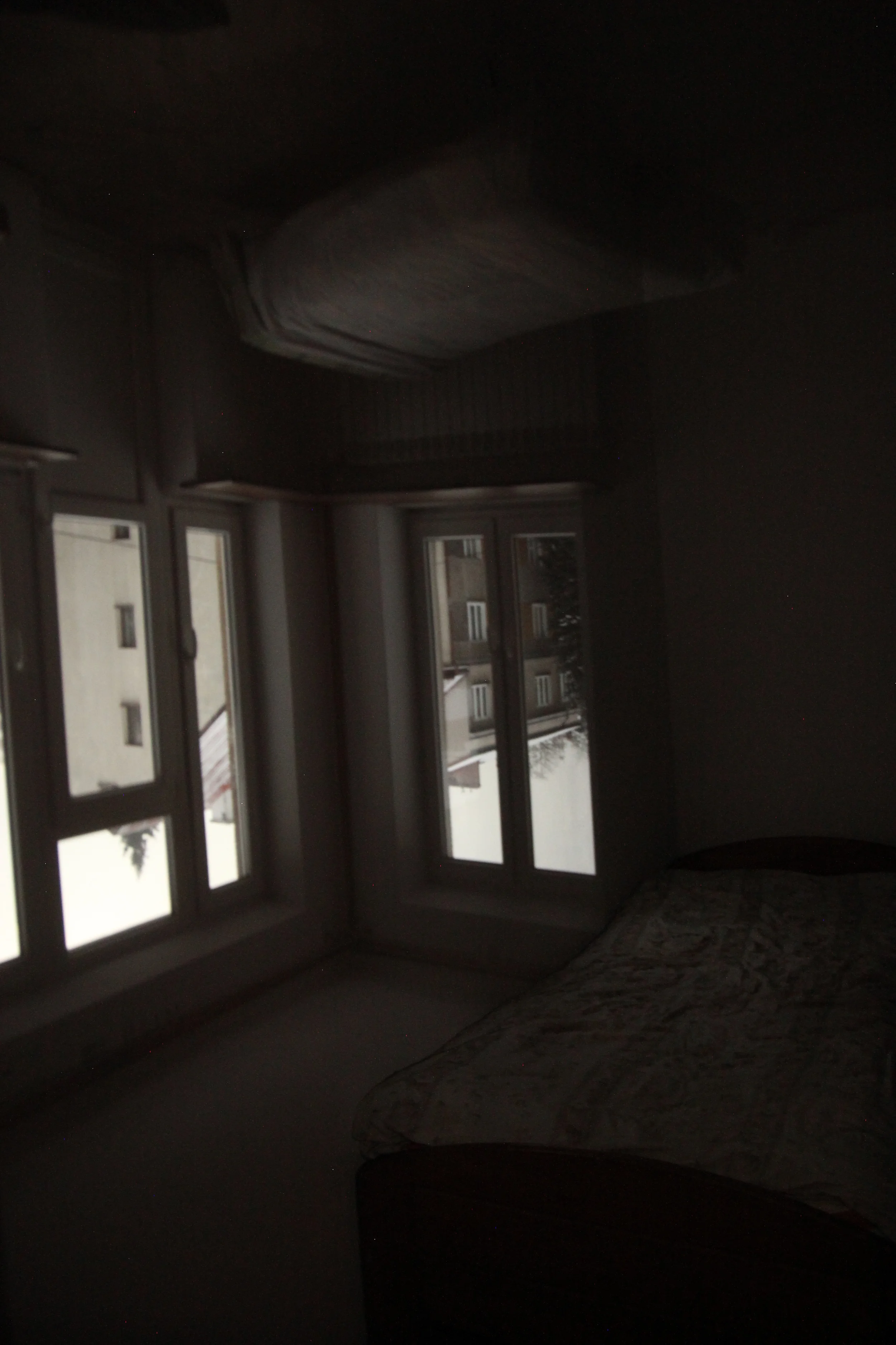  /  Fotografia cyfrowa wykonana w pokoju zamienionym na camerę&nbsp;obscurę. Dokumentacja naturalnej projekcji pokoju wewnątrz innego pokoju. 