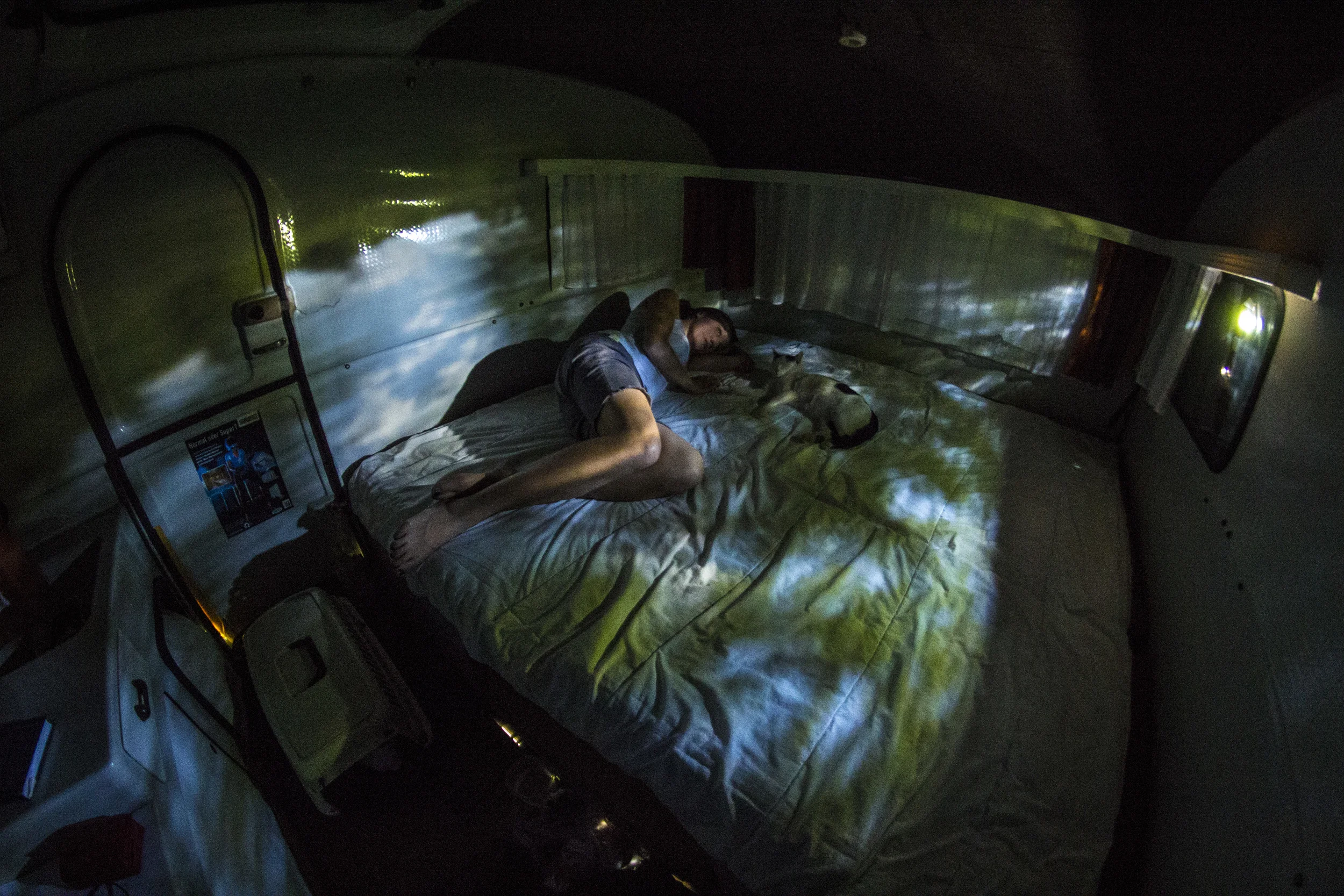  Caravan, photo from the film  /  Film składa się ze zdjęć poklatkowych wykonanych w różnych przestrzeniach zamienionych na kamery obscury. Są to: iglo, ambona myśliwska, jaskinia, namiot, łódź i przyczepa kempingowa. Podobnie jak w pozostałych moich