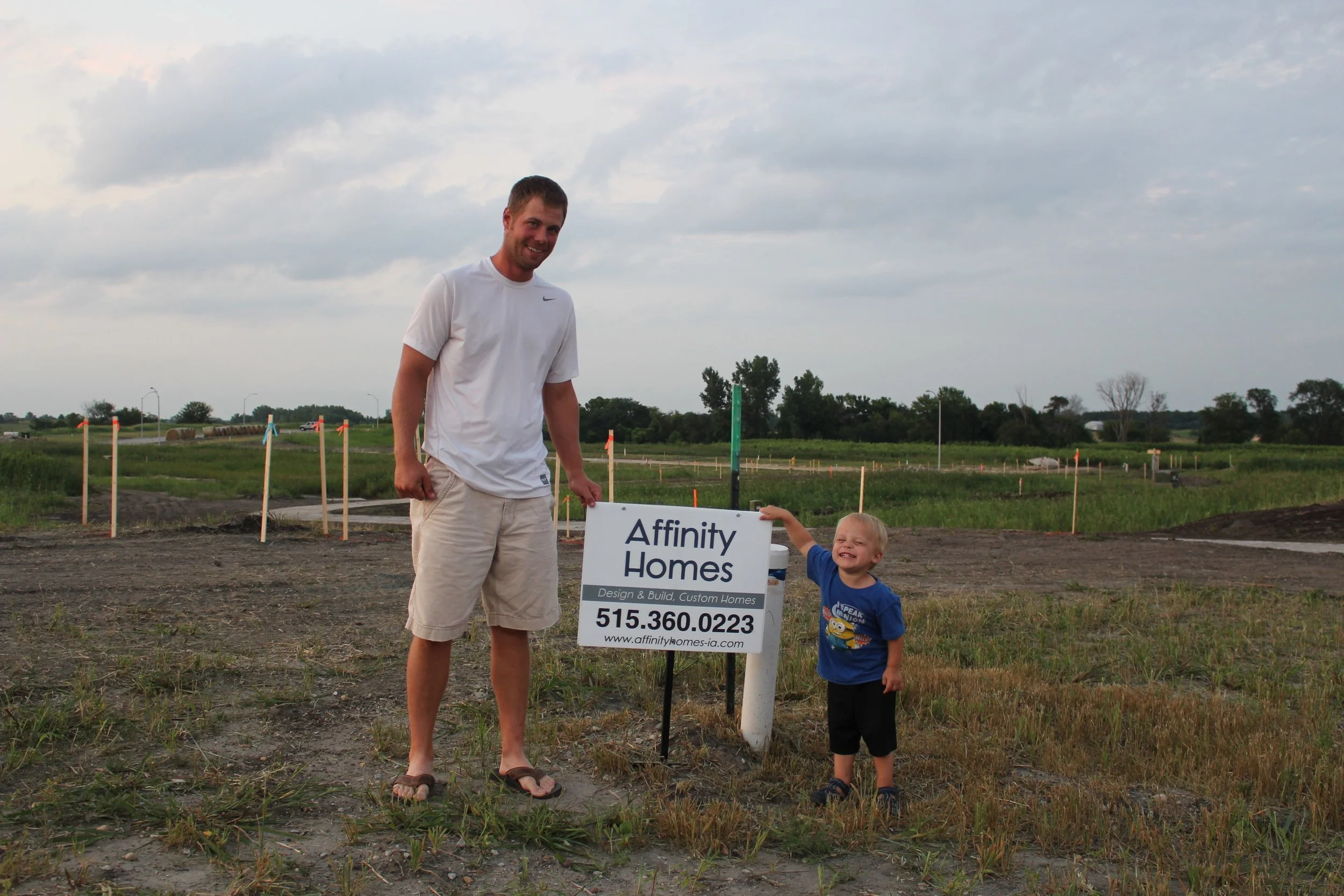 dustin_aiden_smiles_sign_affinity_sign.jpg