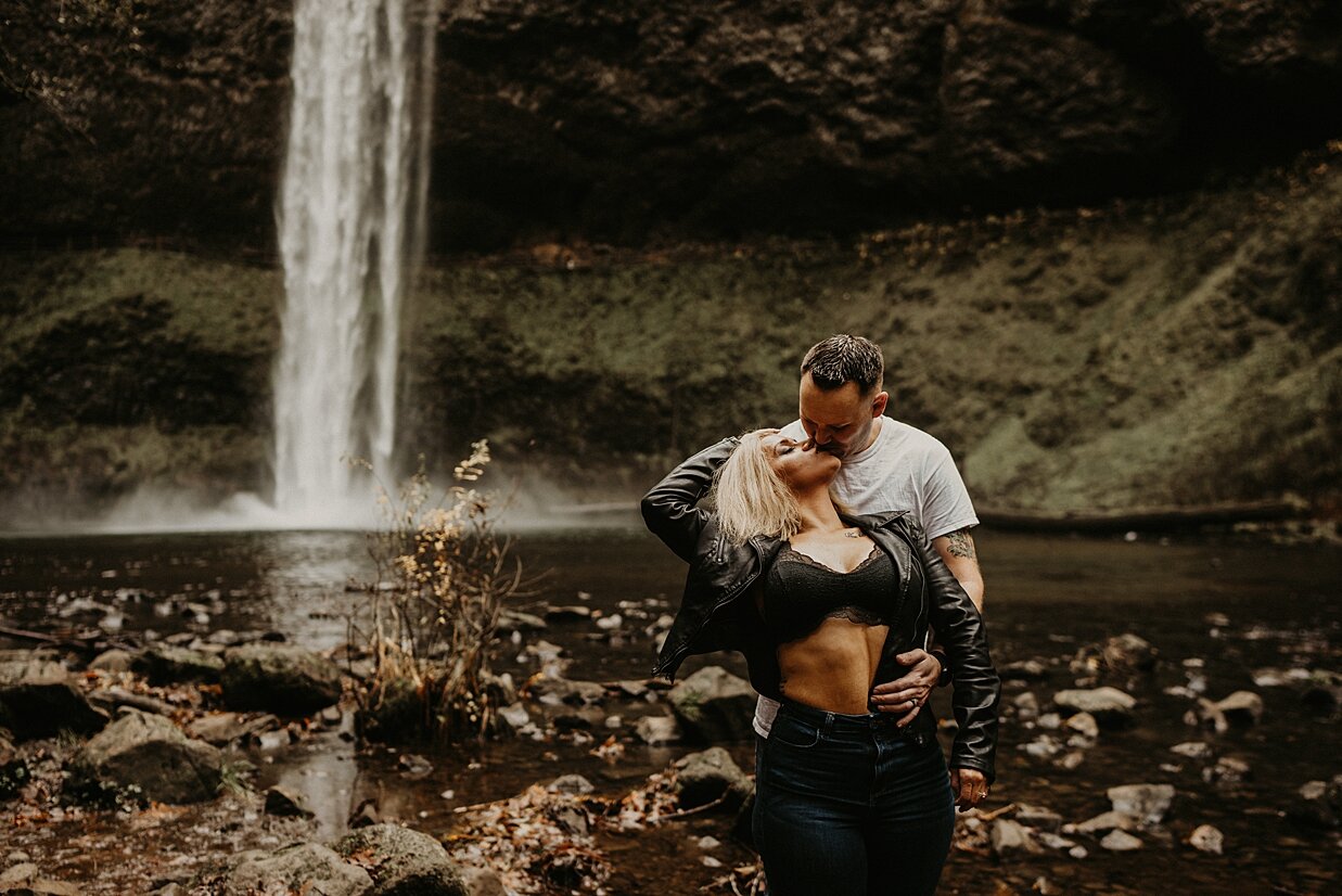 silver-falls-engagement-photography_0000.jpg