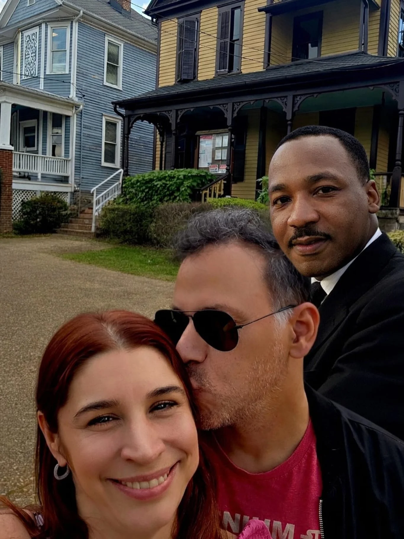 Fuimos a la casa de Mart&iacute;n Luther King, pero la estaban remodelando y ten&iacute;a una cerca. Graciela le pidi&oacute; a la IA que mejorara la foto y quitara la cerca, Pero a&ntilde;adi&oacute; mucho m&aacute;s...

We went to Martin Luther Kin