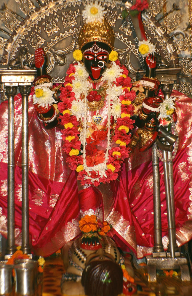 Bhavatārinī Kālī (parada sobre Śiva) plasmada en Dakshineshwar. Una de las muchas formas de Kālī, la diosa Tántrica prototípica, aunque sólo esta versión bengalí es popular hoy en día.