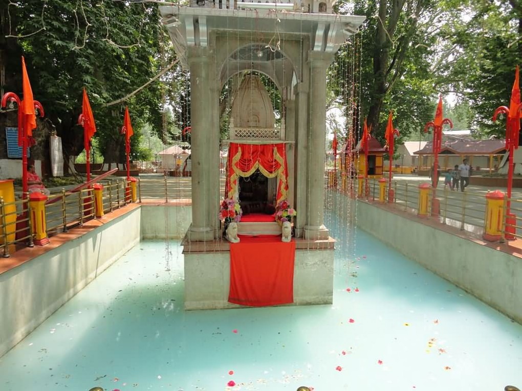 kheer-bhawani-temple-at-tulmulla-jammu-and-kashmir-1-1020x765.jpg