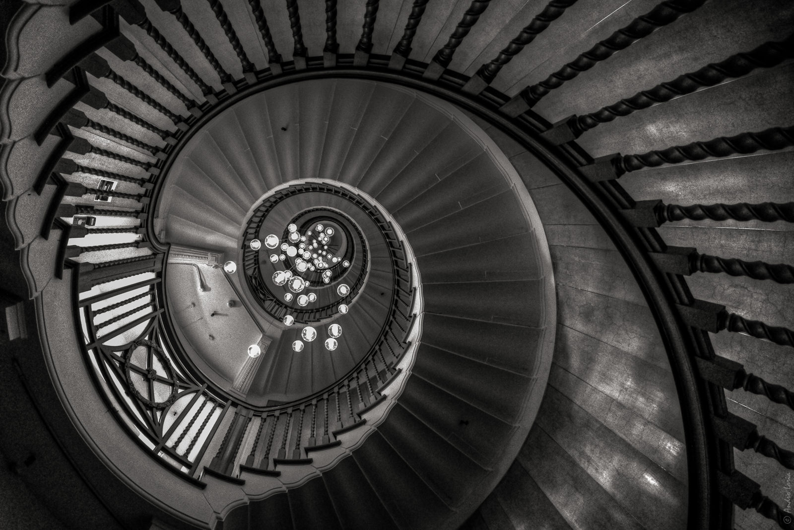 8mm f5.6 1/60 ISO 1600