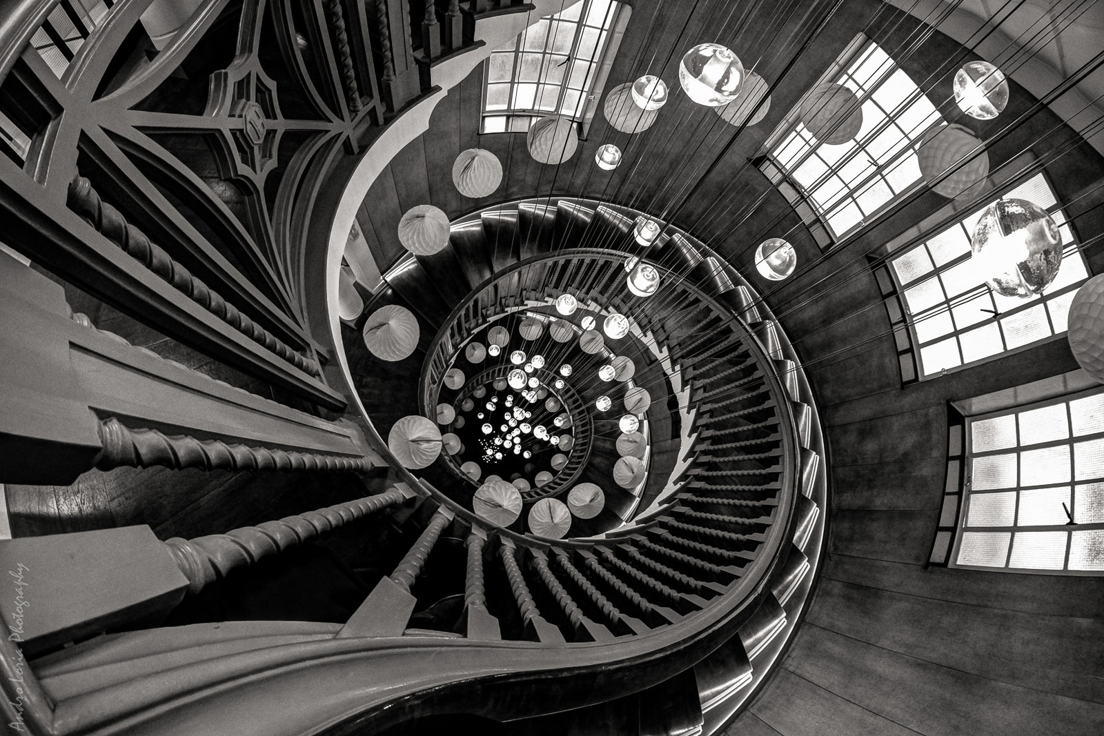 8mm f5.6 1/10 ISO 3200