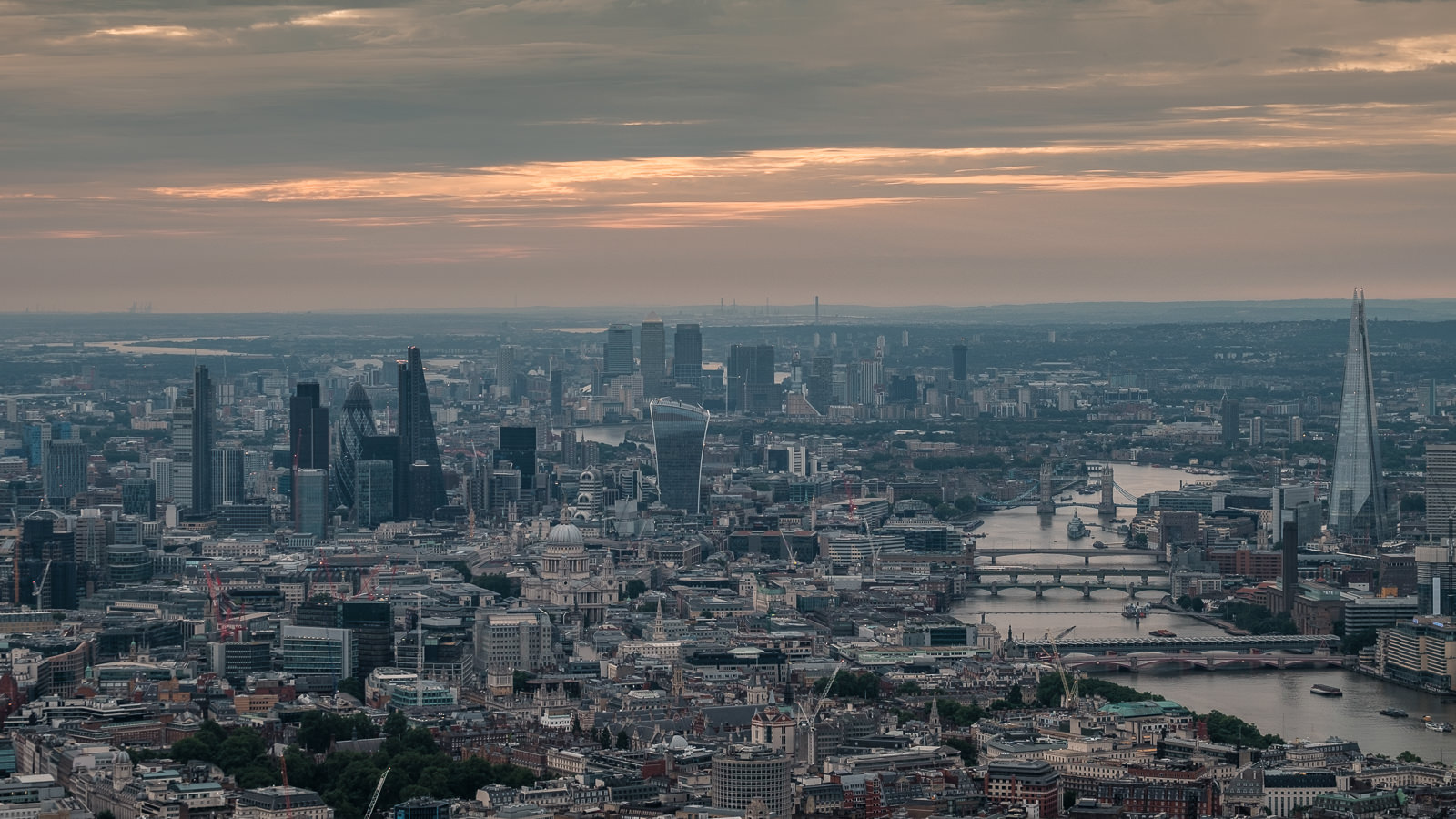London towards city and Canary Wharf. ISO200 50-140mm f5.6 1/60s