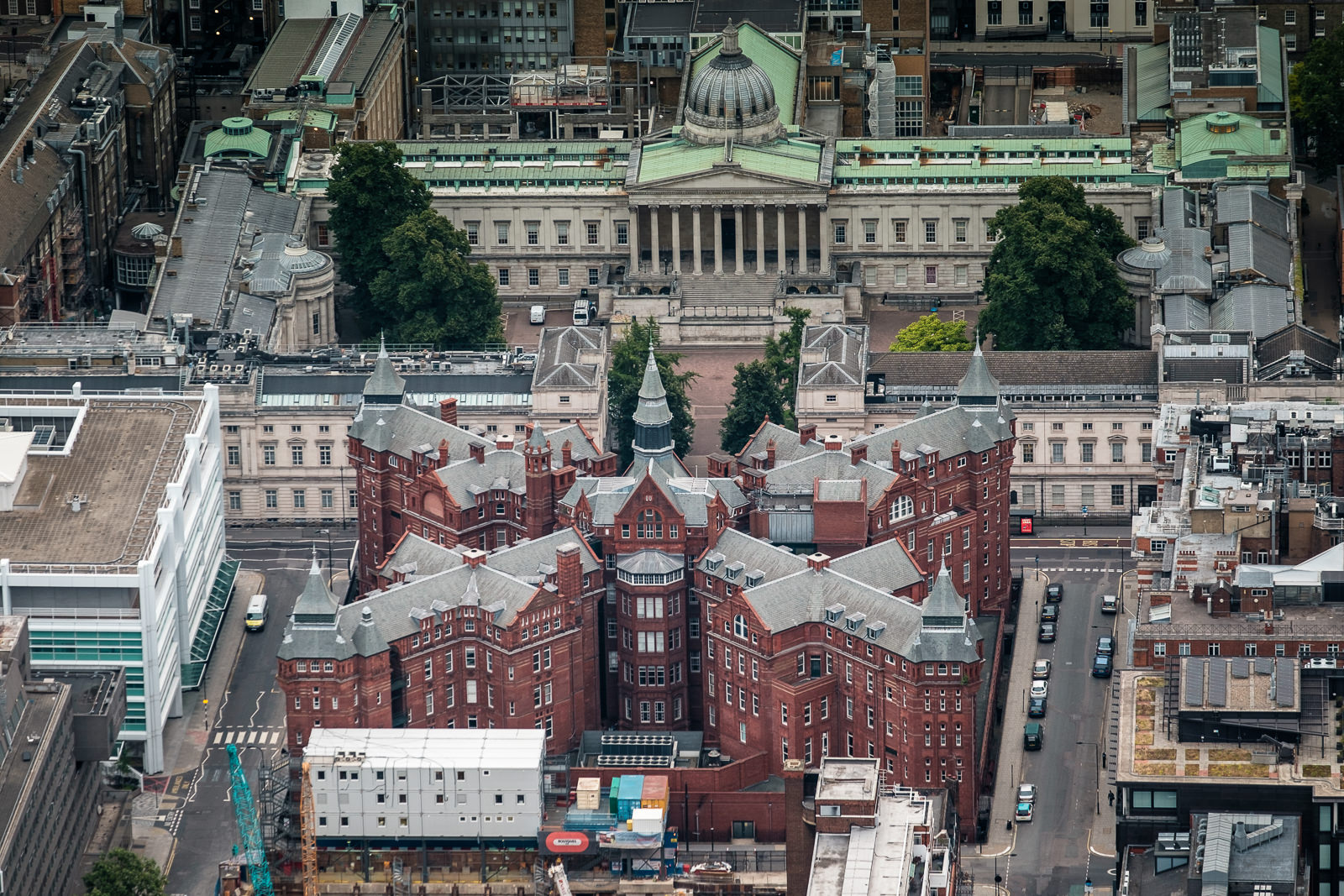 Cruciform Building (old UCLH now WIBR, UCL) and UCL. ISO200 50-140mm f2.8 1/80s