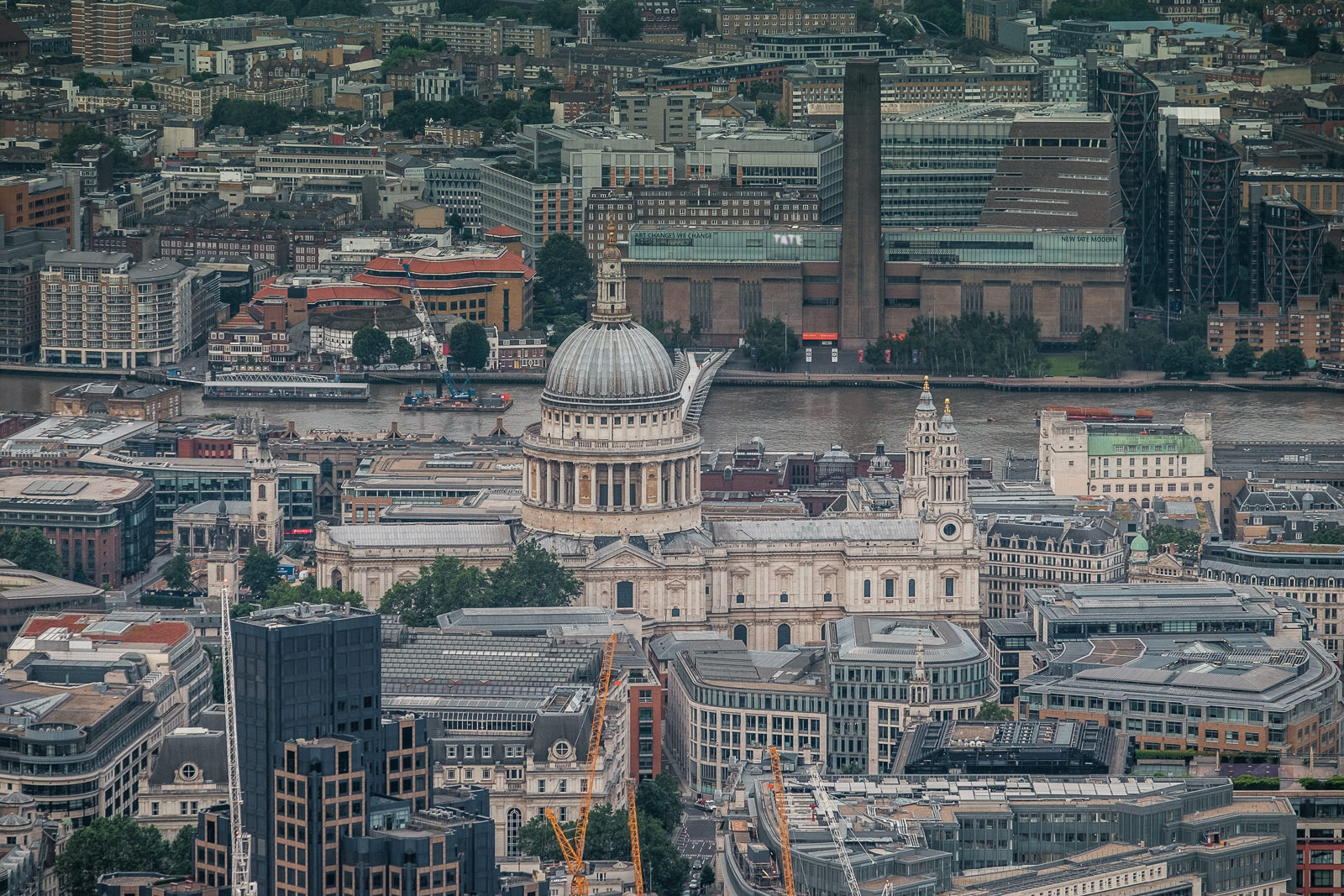 St Paul's Cathedral and Tate Modern. ISO500 50-140mm f5.6 1/250s