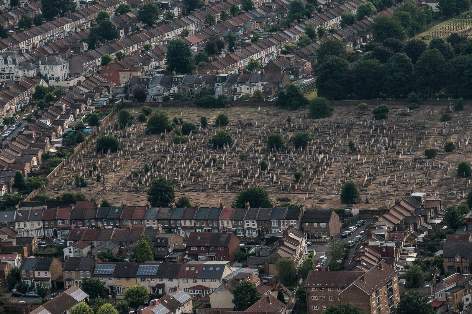 West Ham Cemetery. ISO640 50-140mm f7.1 1/250s