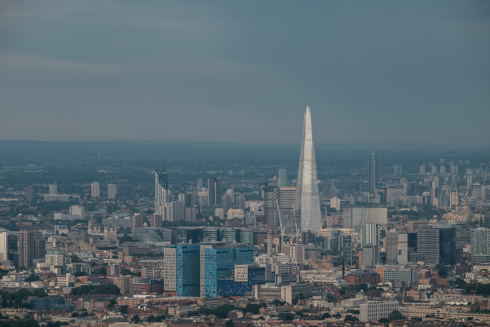 White Chapel Hospital (blue) and The Shard. ISO640 50-140mm f7.1 1/250s