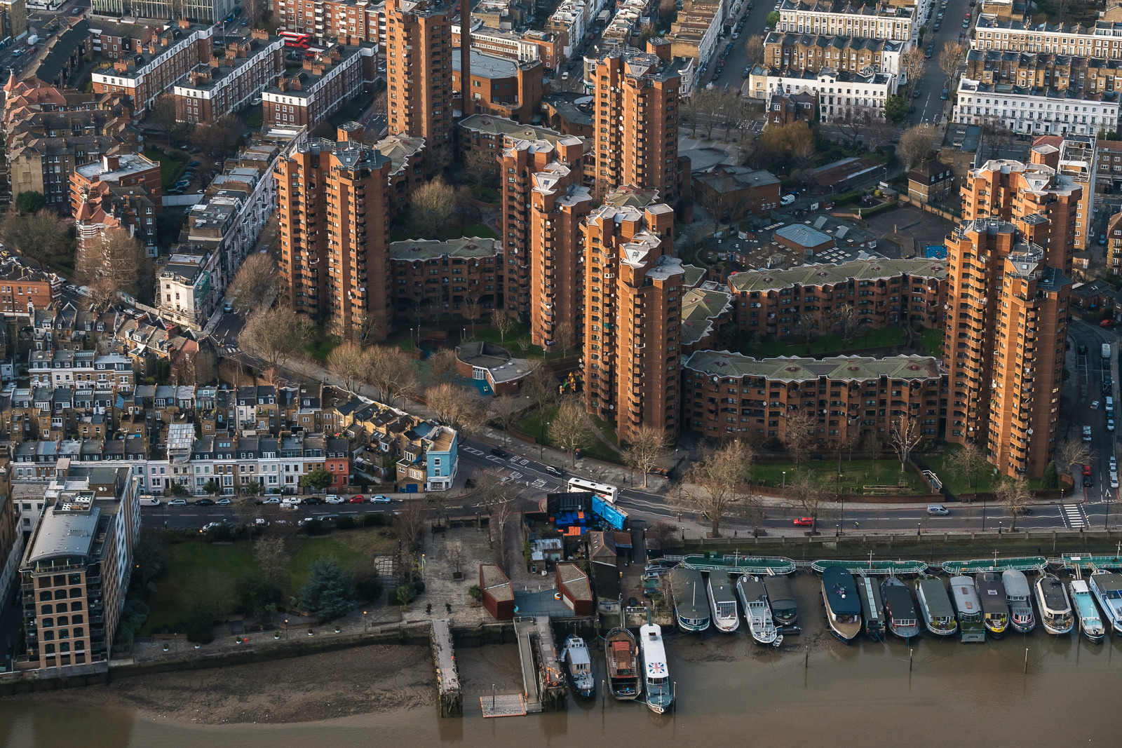 Worlds end estate, Chelsea; X-T2 ISO800 50-140mm f5.0 1/1000s