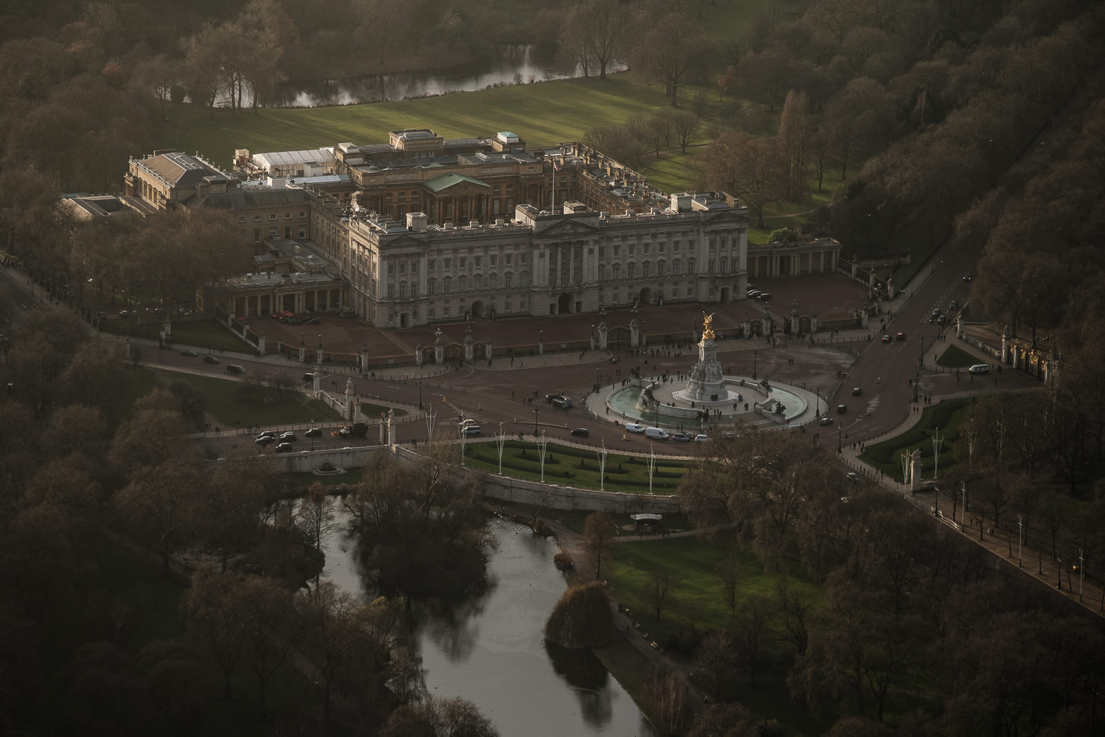 Buckingham Palace and St. JAmes Park; X-T2 ISO3200 50-140mm f3.6 1/1000s