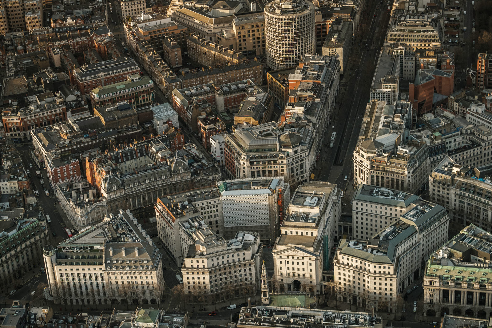 Aldwych, Strand meets Kingsway; X-T2 ISO200 50-140mm f3.6 1/1000s