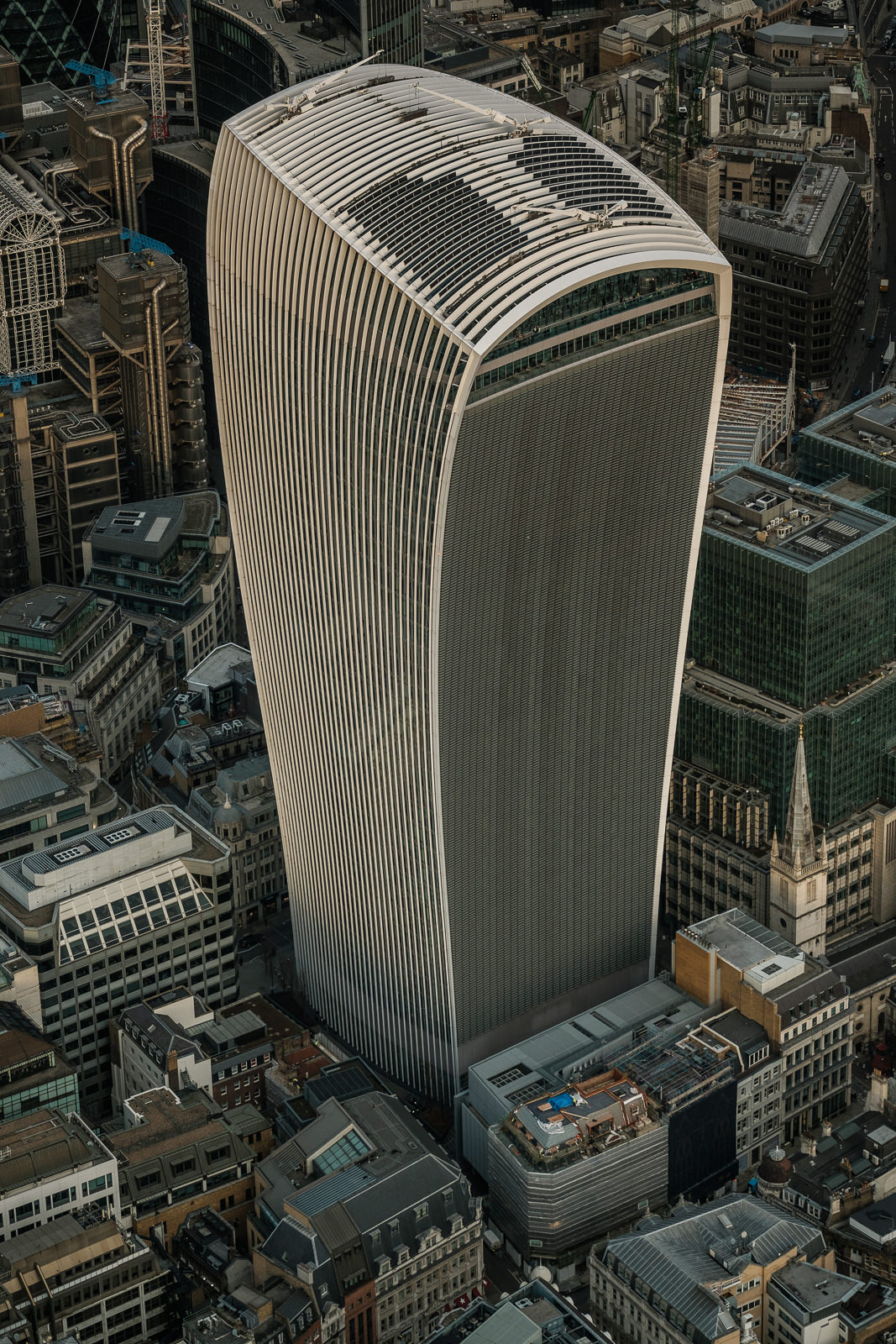 walkie talkie - not the prettiest skyscraper in London even from above .. X-T2 ISO320 50-140mm f3.6 1/1000s