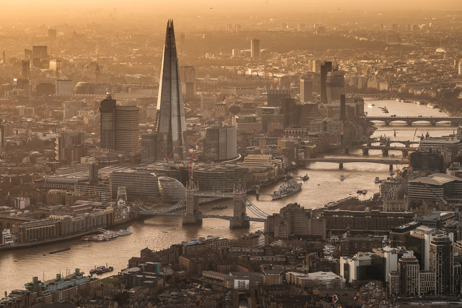 London's golden hour; X-T2 ISO640 50-140mm f2.8 1/1600s