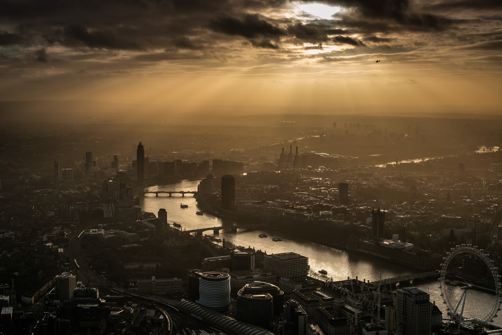Grand Finale - every cloud has a golden lining in London :) X-Pro2 ISO200 35mm f8.0 1/1000s