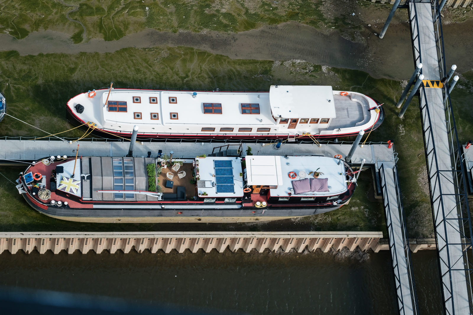 Urban living - boat houses on Thames - with 50-140mm f2.8 @50mm, f2.8, iso250, 1/1000s