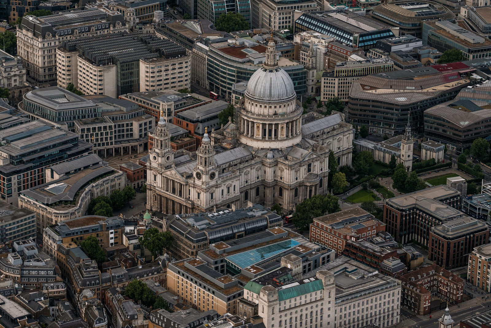 St. Paul's Cathedral - with 50-140mm f2.8 @115mm, f2.8, iso400, 1/1000swith 50-140mm f2.8 @64mm, f4.5, iso200, 1/1000s