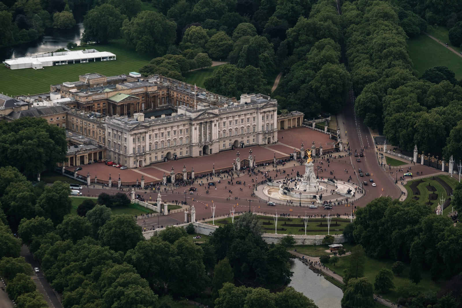 Buckingham Palace - with 50-140mm f2.8 @94mm, f4.5, iso250, 1/1000s