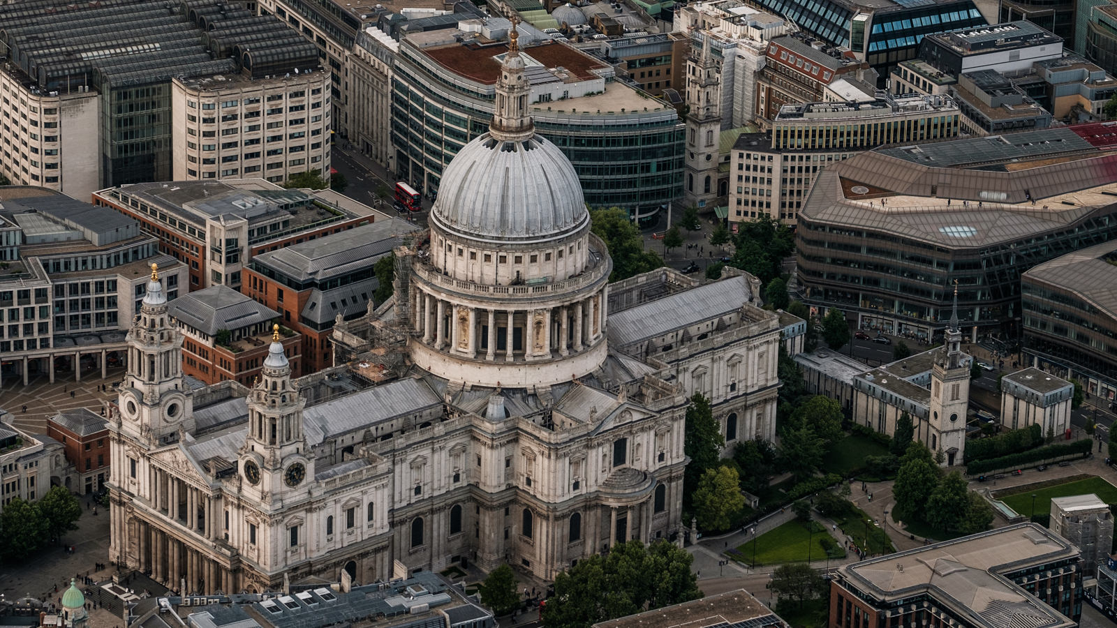 St Paul's Cathedral - with 50-140mm f2.8 @64mm, f4.5, iso200, 1/1000s