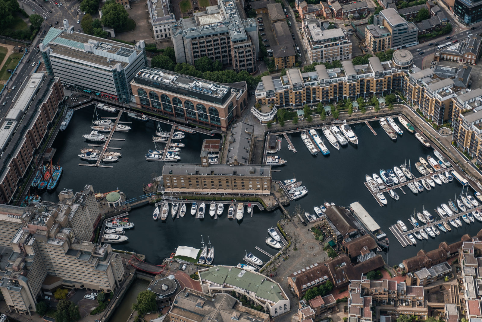 St Katharine dock marina - with 16-55mm f2.8 @36mm, f2.8, iso200, 1/1000s