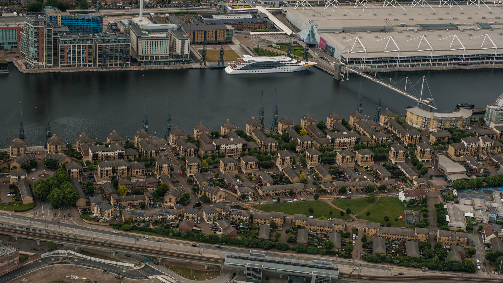 Royal Docks - - with 16-55mm f2.8 @47mm, f4.5 iso320, 1/1000s