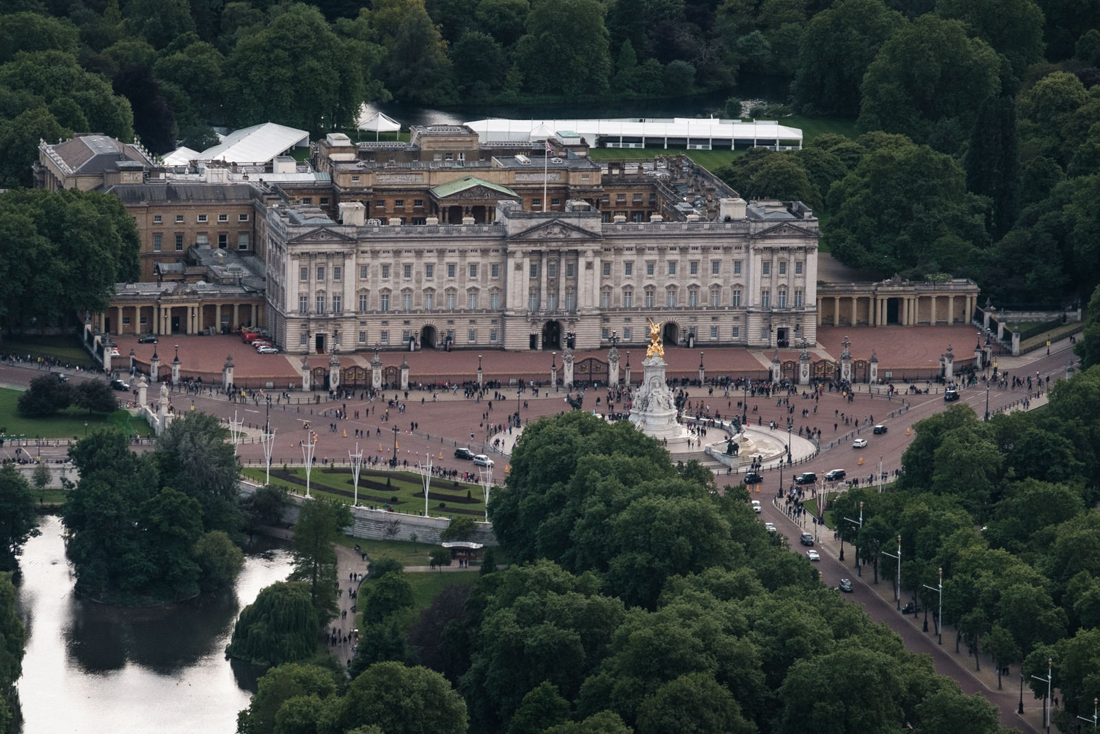 Buckingham Palace - with 50-140mm f2.8 @140mm, f5.6, iso500, 1/1000s