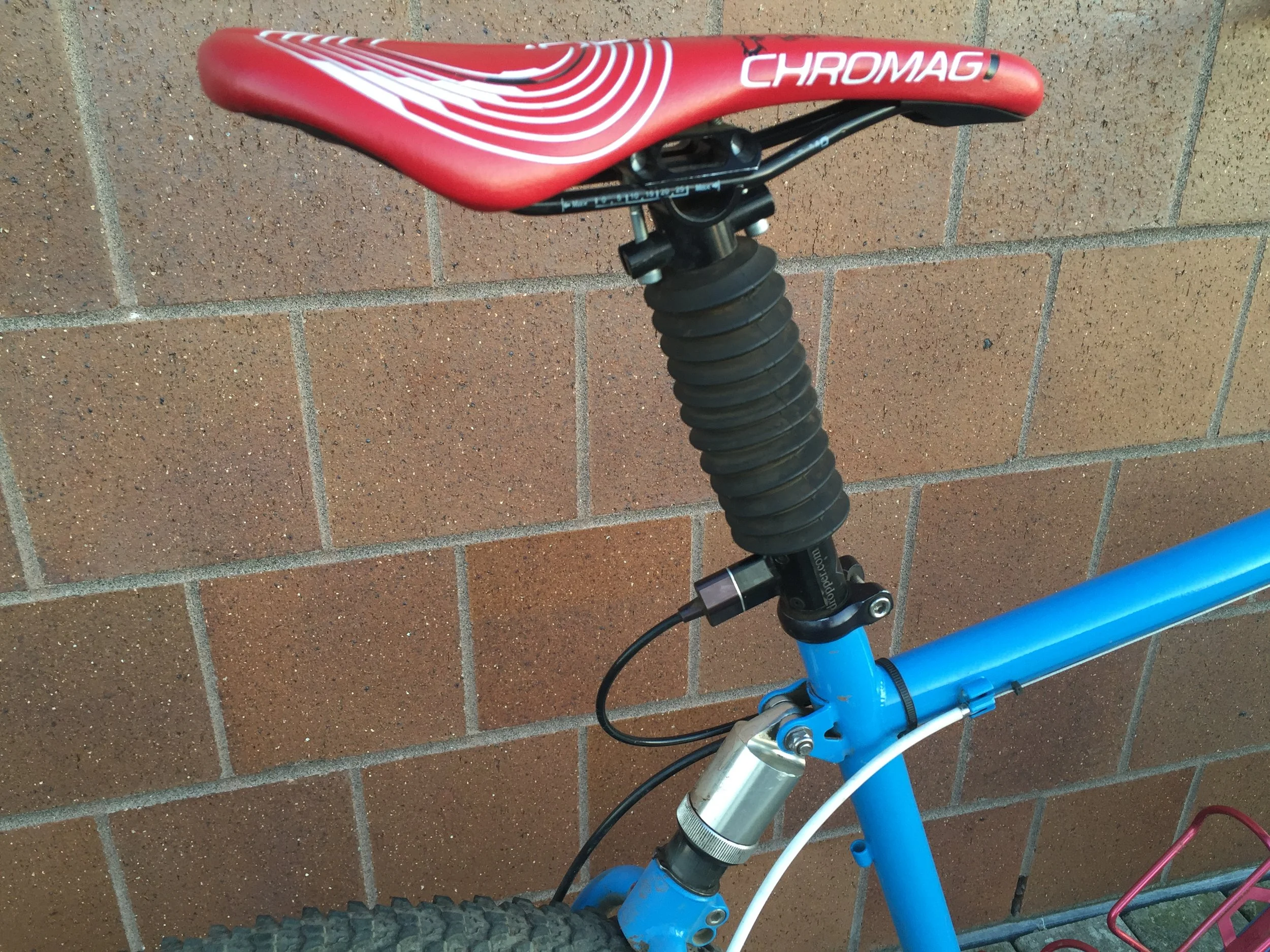 26.8 Gravity dropper and 1" of softtail travel glory