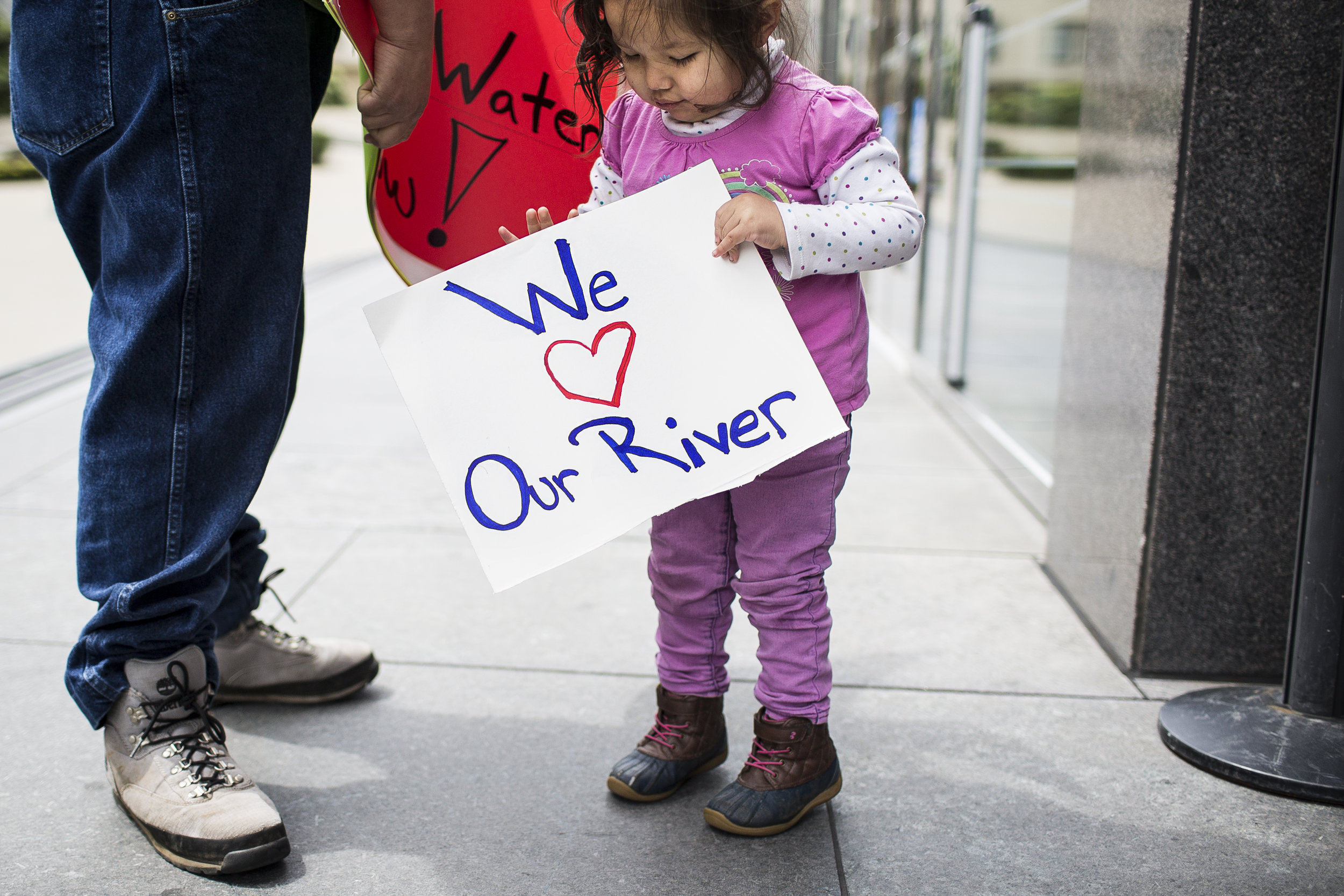  Yurok Tribe members Tseeyaba Kinney (2) and her father Isaac protest outside the Burton Federal Building in San Francisco on Apr. 10, 2018. Martin do Nascimento / Earthjustice  